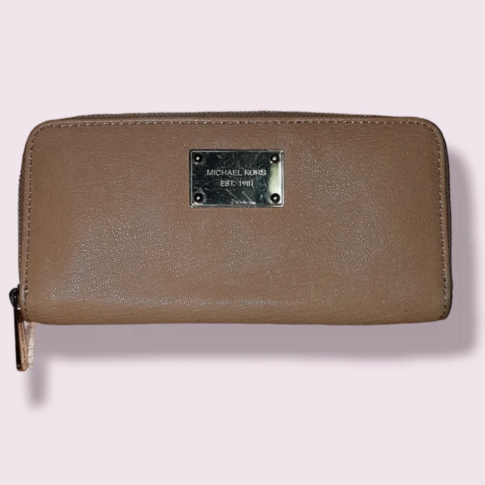 Michael Kors Fulton Large Pebbled Leather Slouchy Shoulder Bag and Wallet - Picture 2 of 10